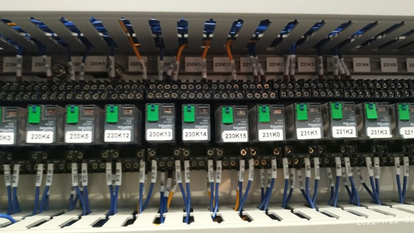 Engenheiro programando CLP